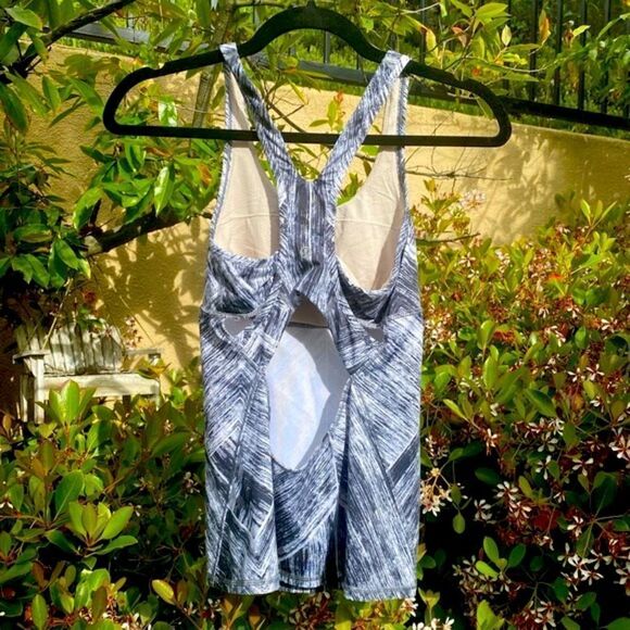 Lululemon Black & White Get Fit Racerback Tank Top. Size 4. VGUC - Picture 2 of 4